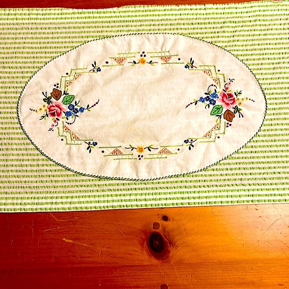 Embroidered Floral Round Doily Set of 3 Hand Crafted Embroidery USA - Picture 3 of 13